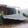 Cán bộ, chiến sỹ Đồn Biên phòng Sin Suối Hồ, Lai Châu giúp người dân khắc phục hậu quả thiên tai. (Ảnh: TTXVN phát)