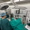 Các bác sỹ thực hiện ca phẫu thuật cho bệnh nhân. (Nguồn: Bệnh viện Bệnh Nhiệt đới Trung ương)