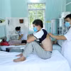 Cán bộ y tế Cơ sở cai nghiện ma túy tỉnh Lạng Sơn chăm sóc sức khỏe cho các học viên. (Ảnh: Anh Tuấn/TTXVN) 