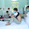 Cán bộ y tế Cơ sở cai nghiện ma túy tỉnh Lạng Sơn chăm sóc sức khỏe cho các học viên. (Ảnh: Anh Tuấn/TTXVN)