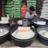 Gạo được bán tại một cửa hàng ở Jakarta, Indonesia. (Ảnh: AFP/TTXVN)