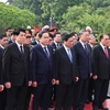 Các đồng chí lãnh đạo, nguyên lãnh đạo Đảng, Nhà nước tưởng niệm các anh hùng liệt sỹ. (Ảnh: Minh Đức /TTXVN)