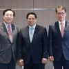 Thủ tướng Phạm Minh Chính tiếp ông Kim Ki-moon, Chủ tịch Hiệp hội doanh nghiệp nhỏ và vừa Hàn Quốc (KBIZ) (bên trái) và Chủ tịch Ngân hàng Công nghiệp Hàn Quốc (IBK) Kim Sung-tae. (Ảnh: Dương Giang/TTXVN)