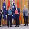 Thủ tướng Phạm Minh Chính và Thủ tướng Australia Anthony Albanese trao Tuyên bố chung về nâng cấp quan hệ lên Đối tác Chiến lược Toàn diện. (Ảnh: Dương Giang/TTXVN)
