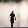 Người dân làm mát tại một đài phun nước ở Madrid, Tây Ban Nha ngày 17/7/2023. (Ảnh: THX/TTXVN)