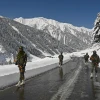 Binh sỹ Ấn Độ tuần tra gần đèo Zojila, nối Srinagar với Ladakh, giáp giới với Trung Quốc ngày 28/2/2021. (Ảnh: AFP/TTXVN)