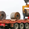 Vận chuyển các cuộn thép tại tỉnh Giang Tô, Trung Quốc. (Ảnh: AFP/TTXVN)