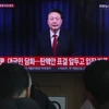 Người dân theo dõi bài phát biểu của Tổng thống Hàn Quốc Yoon Suk Yeol qua truyền hình, tại Seoul ngày 7/12/2024. (Ảnh: THX/TTXVN)