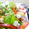 Các chuyên gia về an toàn thực phẩm cho biết bạn vẫn có thể thường xuyên lui tới quầy salad mà không gặp bất cứ vấn đề về sức khỏe nào nếu lưu ý đến những loại thực phẩm cần tránh và dấu hiệu cảnh báo cần chú ý. (Nguồn: Pexels)