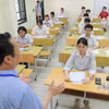 Giám đốc Sở Giáo dục và Đào tạo Hà Nội Trần Thế Cương kiểm tra và động viên thí sinh trong kỳ thi vào lớp 10. (Ảnh: TTXVN)