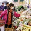 Người tiêu dùng mua sắm tại siêu thị ở Tokyo, Nhật Bản. (Ảnh: Kyodo/TTXVN)
