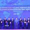 Bí thư Trung ương Đoàn Nguyễn Minh Triết trao Giải thưởng Khoa học công nghệ Quả Cầu Vàng cho các tài năng trẻ. (Ảnh: Minh Đức/TTXVN)