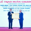 Tổng Lãnh sự Nhật Bản tại Thành phố Hồ Chí Minh Watanabe Nobuhiro trao Huân chương Mặt Trời Mọc, Tia Sáng Vàng và Ruy Băng Cổ của Chính phủ Nhật Bản cho Giáo sư Võ Tòng Xuân. (Ảnh: Thanh Liêm/TTXVN)