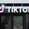 Biểu tượng TikTok tại văn phòng ở Culver City, California, Mỹ. (Ảnh: AFP/TTXVN)