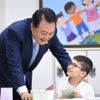 Tổng thống Hàn Quốc Yoon Suk Yeol (trái) thăm Trường Tiểu học Suwon, cách thủ đô Seoul 30km về phía Nam, ngày 3/7/2023. (Ảnh: Yonhap/TTXVN)