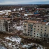 Một toà chung cư bị phá hủy trong xung đột tại Izyum thuộc vùng Kharkiv, Ukraine ngày 20/2/2023. (Ảnh: AFP/TTXVN)