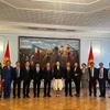 Phó Chủ tịch Quốc hội Nguyễn Khắc Định (thứ 6 từ trái sang) và Phó Chủ tịch Hội đồng Tối cao Kyrgyzstan, Dzhamilia Isaeva (thứ 7 từ trái sang) cùng các đại biểu tham dự hội đàm. (Ảnh: TTXVN phát)
