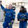 Hai phi hành gia Mỹ Butch Wilmore (trái) và Suni Williams trước khi lên tàu vũ trụ Boeing Starliner tại Mũi Canaveral, bang Florida, Mỹ ngày 5/6/2024. (Ảnh: THX/TTXVN)