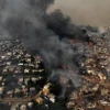 Khói bốc lên ngùn ngụt trong đám cháy rừng tại Viña del Mar, Chile, ngày 3/2/2024. (Ảnh: AFP/TTXVN)