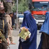 Nhân viên an ninh Taliban gác trên một đường phố ở Jalalabad, Afghanistan, ngày 30/4/2023. (Ảnh: AFP/TTXVN)