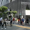 Người dân di chuyển trên đường phố tại Singapore. (Ảnh: AFP/TTXVN)