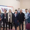 Đoàn quan sát viên AIPA chụp ảnh kỷ niệm với Đại diện Điểm bầu cử số 2561 ở thủ đô Moskva. (Ảnh: Quang Vinh/TTXVN)
