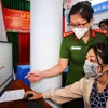 Người dân Cần Thơ được hướng dẫn tạo tài khoản dịch vụ công để sử dụng các dịch vụ công trực tuyến trên Cổng dịch vụ công Quốc gia và Cổng dịch vụ công Bộ Công an. (Ảnh: TTXVN phát)