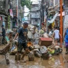 Người dân dọn dẹp sau mưa lũ tại Marikina, Philippines ngày 25/7/2024. (Nguồn: THX/TTXVN)