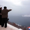 Nhà lãnh đạo Kim Jong-un (phải) ngày 28/1/2024 đã thị sát vụ phóng thử tên lửa hành trình chiến lược “Pulhwasal-3-31” từ tàu ngầm và dự án chế tạo tàu ngầm hạt nhân của Bình Nhưỡng. (Ảnh: Yonhap/TTXVN)