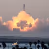 Tên lửa đẩy Super Heavy mang theo tàu vũ trụ Starship rời bệ phóng tại Boca Chica, bang Texas (Mỹ) trong lần phóng thử nghiệm thứ hai, ngày 18/11/2023. (Ảnh: AFP/TTXVN) 