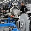 Công nhân làm việc tại một nhà máy sản xuất ô tô ở Sindelfingen, Đức. (Ảnh: AFP/TTXVN)