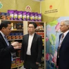 Đại sứ Việt Nam tại Anh Nguyễn Hoàng Long thăm gian hàng Việt Nam tại hội chợ. (Ảnh: Phong Hà/Vietnam+)