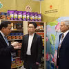 Đại sứ Việt Nam tại Anh Nguyễn Hoàng Long thăm gian hàng Việt Nam tại hội chợ. (Ảnh: Phong Hà/Vietnam+)
