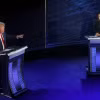 Phó Tổng thống Mỹ Kamala Harris (phải) và ứng cử viên đảng Cộng hòa, cựu Tổng thống Donald Trump trong cuộc tranh luận trực tiếp đầu tiên tại Philadelphia, Pennsylvania, tối 10/9/2024. (Ảnh: REUTERS/TTXVN)