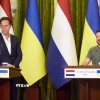 Tổng thống Ukraine Volodymyr Zelensky (phải) và Tổng Thư ký NATO Mark Rutte. (Ảnh: THX/TTXVN)