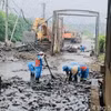 Công ty Cổ phần Xây dựng dịch vụ và thương mại 68 nhanh chóng khắc phục triệt để, thu gom toàn bộ lượng bùn thải phát sinh ra tuyến đường nội bộ. (Ảnh: Minh Nghĩa/TTXVN)