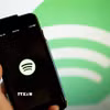 Biểu tượng nền tảng nghe nhạc trực tuyến Spotify trên điện thoại di động. (Ảnh: AFP/TTXVN)