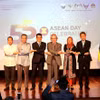 Thứ trưởng Bộ Ngoại giao Argentina Pablo Tettamanti (thứ 3 từ phải sang) cùng đại sứ các nước ASEAN tại lễ kỷ niệm. (Ảnh: Hoài Nam/TTXVN) 
