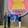 Tổng Thư ký ASEAN Kao Kim Hourn; Đại sứ Liên minh châu Âu tại ASEAN, Sujiro Seam và Đại diện thường trực của Philippines tại ASEAN, Điều phối viên quốc gia về quan hệ đối thoại ASEAN-EU, bà Hjayceelyn M. Quintana công bố Sách Xanh. (Ảnh: Đỗ Quyên/TTXVN)