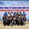 Đoàn thanh niên TTXVN trao tặng "Tủ sách Đinh Hữu Dư" tại Trường phổ thông dân tộc bán trú Tiểu học và Trung học cơ sở Chế Tạo, huyện Mù Căng Chải, Yên Bái. (Ảnh:Minh Công/TTXVN) 