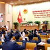 Hội đồng nhân dân thành phố Hà Nội biểu quyết thông qua chương trình kỳ họp. (Ảnh: Doãn Tấn/TTXVN)