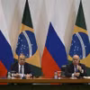 Ngoại trưởng Brazil Mauro Vieira (phải) và Ngoại trưởng Nga Sergei Lavrov (trái) tại cuộc họp báo chung ở Brasilia, Brazil, ngày 17/4/2023. (Ảnh: AFP/TTXVN)