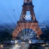 Màn trình diễn ánh sáng tại khu vực Tháp Eiffel trong Lễ Khai mạc Olympic Paris 2024. Ảnh: THX/TTXVN