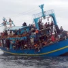 Một chiếc thuyền chở người di cư chờ được giải cứu. (Ảnh: AFP/TTXVN)