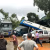 Mưa lũ đã sạt lở cả quả đồi, tràn xuống Quốc lộ 2 tuyến đường Hà Giang-Tuyên Quang và các tỉnh (đoạn qua xã Việt Vinh, huyện Bắc Quang) gây thiệt hại nặng nề về tài sản của nhân dân. (Ảnh: TTXVN phát)