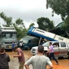 Mưa lũ đã sạt lở cả quả đồi, tràn xuống Quốc lộ 2 tuyến đường Hà Giang-Tuyên Quang và các tỉnh (đoạn qua xã Việt Vinh, huyện Bắc Quang) gây thiệt hại nặng nề về tài sản của nhân dân. (Ảnh: TTXVN phát)