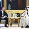 Tổng thống UAE Sheikh Mohamed bin Zayed Al Nahyan (phải) và Tổng thống Nga Vladimir Putin tại cuộc gặp ở Abu Dhabi ngày 6/12/2023. (Ảnh: AFP/TTXVN)