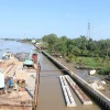 Dự án kè chống sạt lở bờ sông Vàm Cỏ Tây (đoạn qua địa bàn thành phố Tân An, tỉnh Long An) dự kiến hoàn thành trong năm 2024. (Ảnh: Bùi Giang/TTXVN)