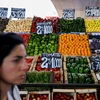 Giá rau củ quả được bày bán tại khu chợ ở Buenos Aires ngày 9/1/2024. (Ảnh: AFP/TTXVN)