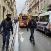 Lực lượng cảnh sát và cứu hỏa được triển khai tại hiện trường vụ nổ súng ở Paris, Pháp ngày 23/12/2022. (Ảnh: Reuters/TTXVN) 